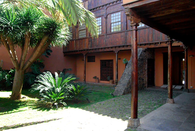 Cortile interno con giardino e colonne di legno a La Orotava, Tenerife.