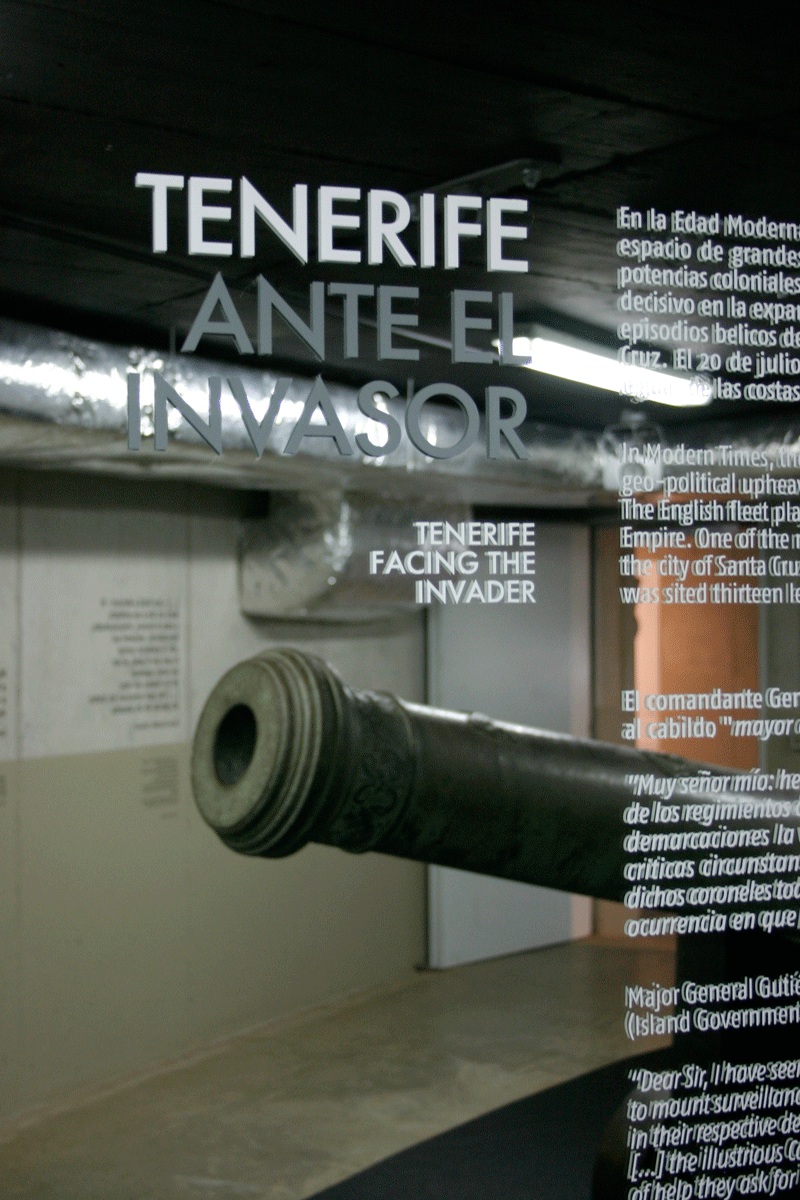 Tenerife davanti all'invasore, testo sullo sfondo di un cannone esposto.