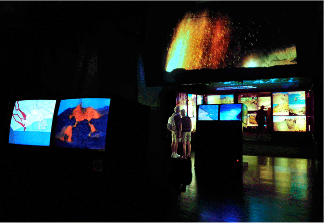 Mostra interattiva al museo della scienza di Tenerife con schermi illuminati.