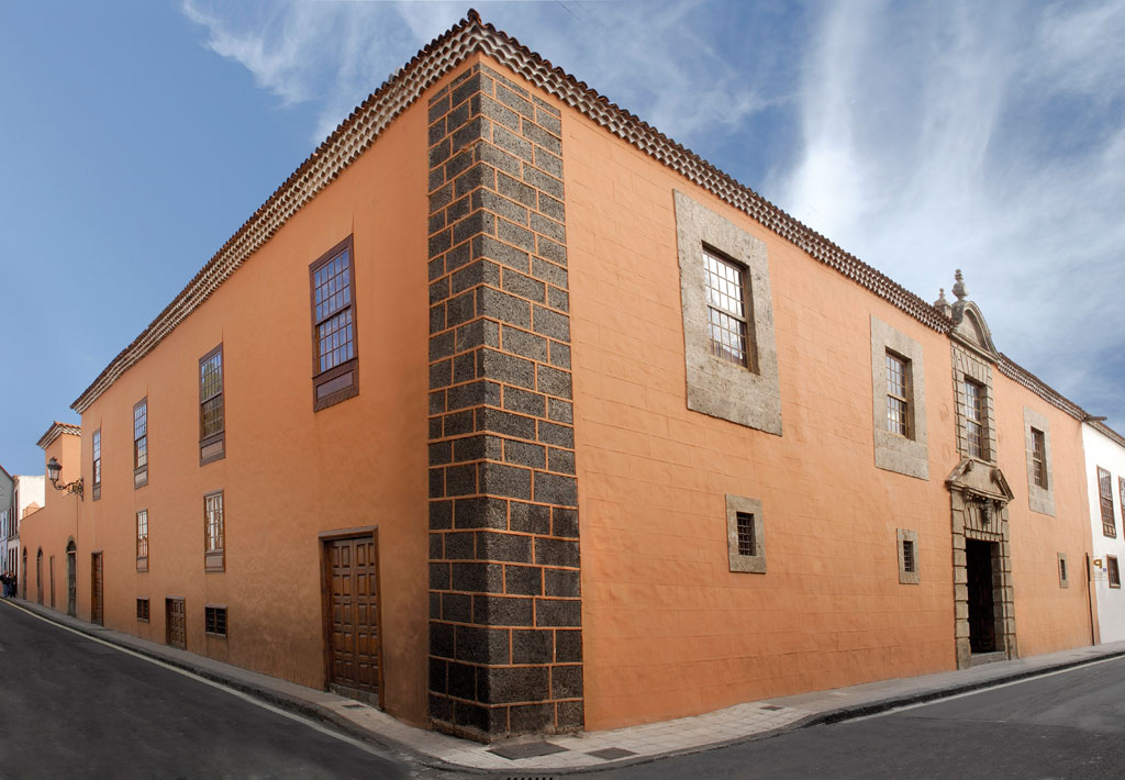 Edificio storico con facciata arancione su una strada di La Laguna, Tenerife.