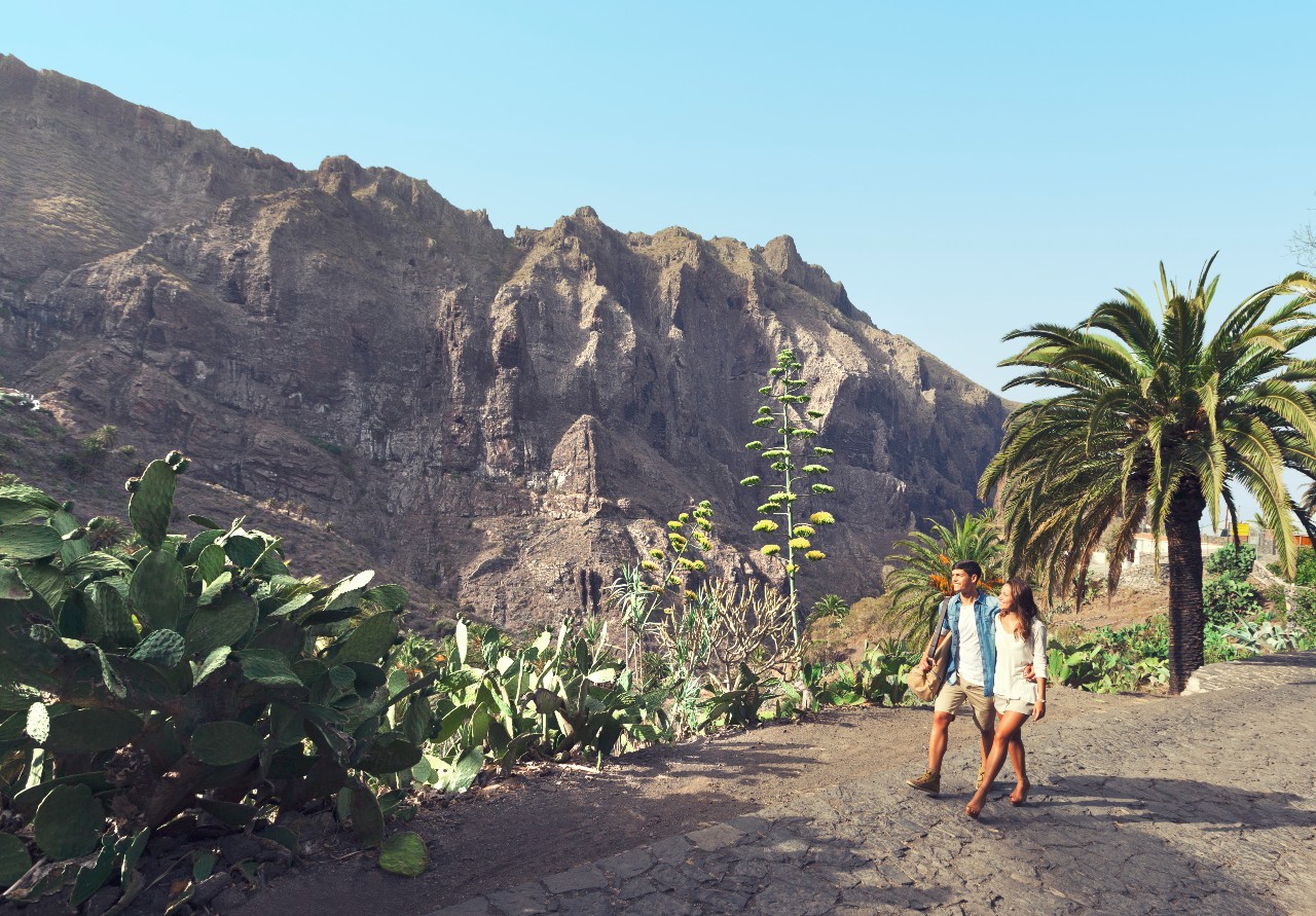 Camminando lungo un sentiero nel paesaggio montuoso di Masca, Tenerife.