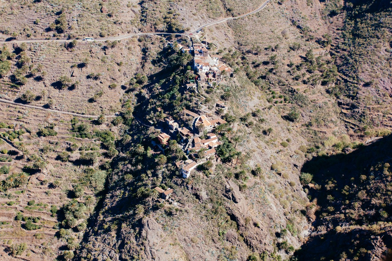 Vista aerea di Taganana a Tenerife, circondata da montagne e vegetazione sparsa.