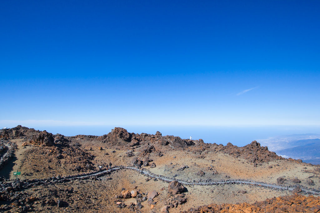 Paesaggio vulcanico nel Parco Nazionale del Teide, Tenerife, con cieli sereni.