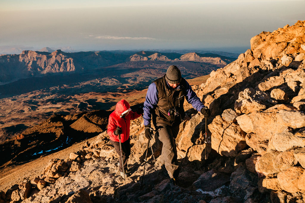 Persone che scalano il Monte Teide, Tenerife, con paesaggi montuosi sullo sfondo.