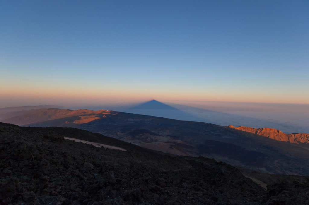 Ombra del Pico del Teide all'alba a Tenerife.