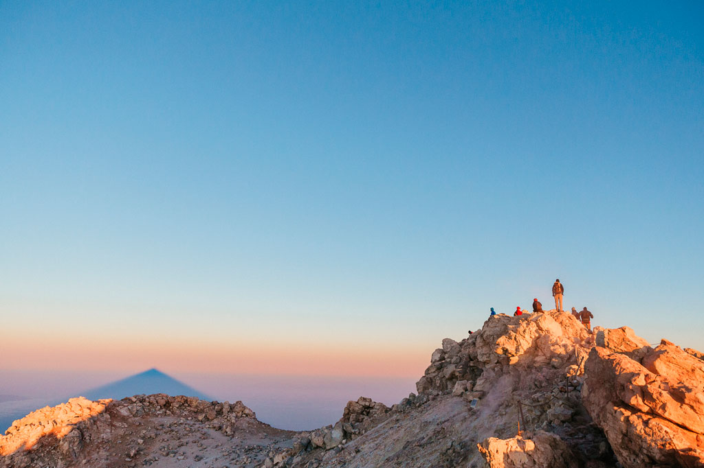 Persone in cima al Monte Teide all'alba, Tenerife.
