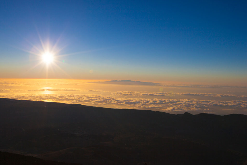 Tramonto sopra le nuvole a Tenerife dal Monte Teide.
