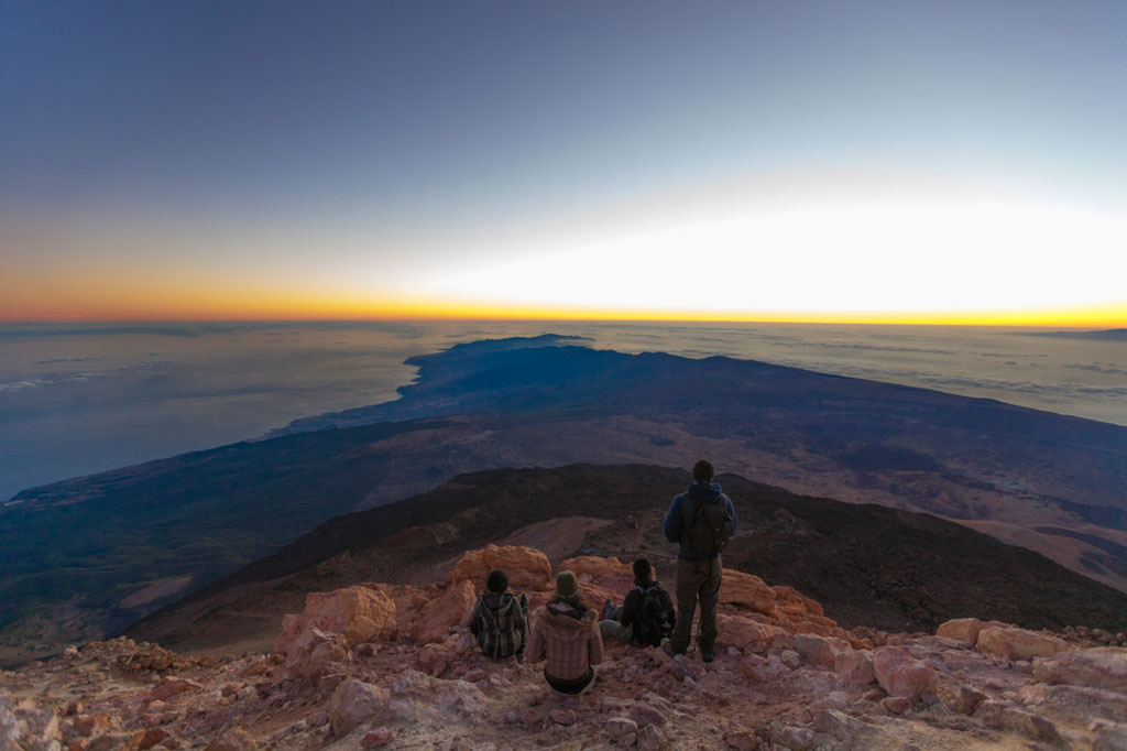 La gente osserva l'alba dalla cima del Monte Teide a Tenerife.