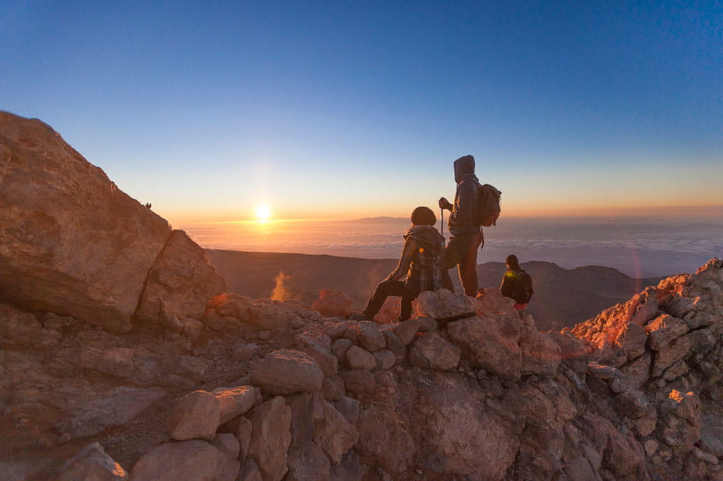 Persone che guardano l'alba sulla cima del Monte Teide, Tenerife.