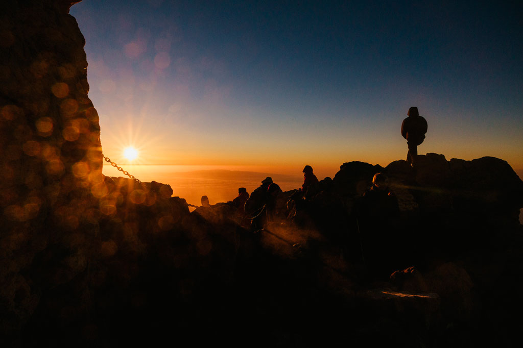 Persone che guardano l'alba sul Monte Teide, Tenerife.