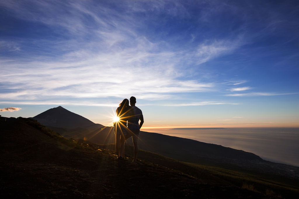 Coppia che guarda il tramonto sul Monte Teide, Tenerife.