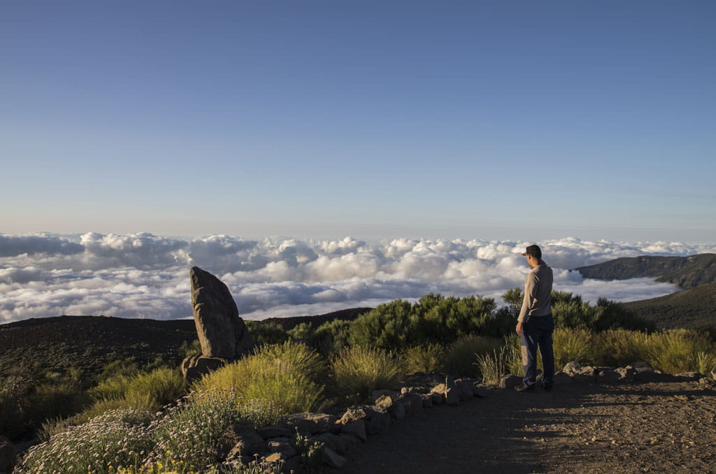 Persona che osserva il paesaggio da un punto di vista nel Parco Nazionale del Teide, Tenerife.