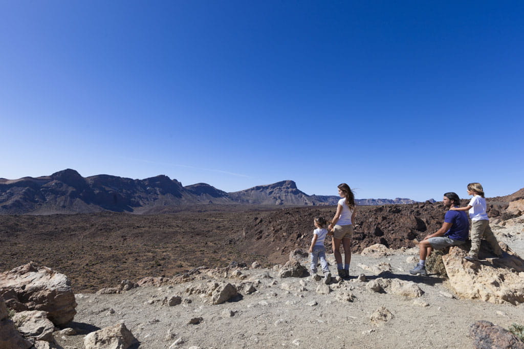 Famiglia che si gode il paesaggio del Parco Nazionale del Teide a Tenerife.