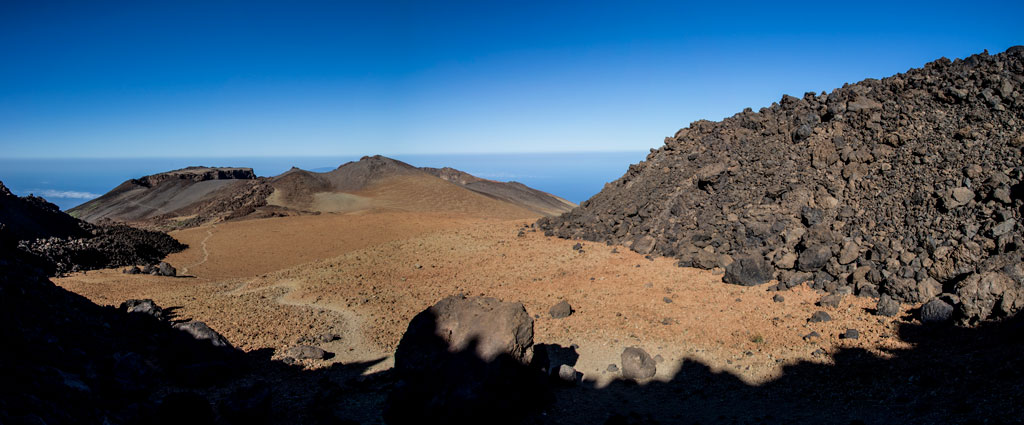 Paesaggio vulcanico sul Monte Teide, Tenerife, con cieli limpidi e orizzonti visibili.