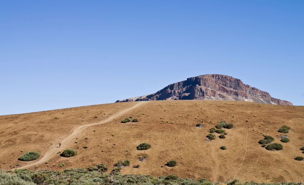 Sentiero verso le montagne nel Parco Nazionale del Teide, Tenerife.