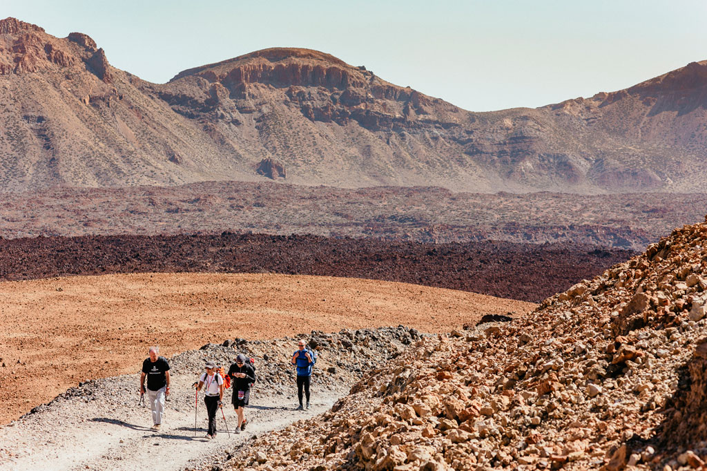 Escursionisti su un sentiero arido nel Parco Nazionale del Teide, Tenerife.