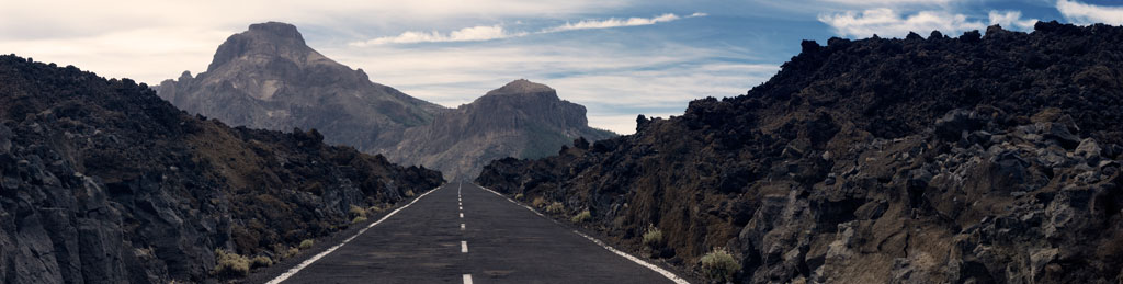 Strada tra rocce vulcaniche nel Parco Nazionale del Teide, Tenerife.