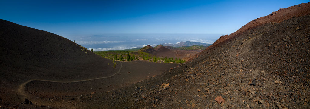 Paesaggio vulcanico con sentiero su El Teide, Tenerife.
