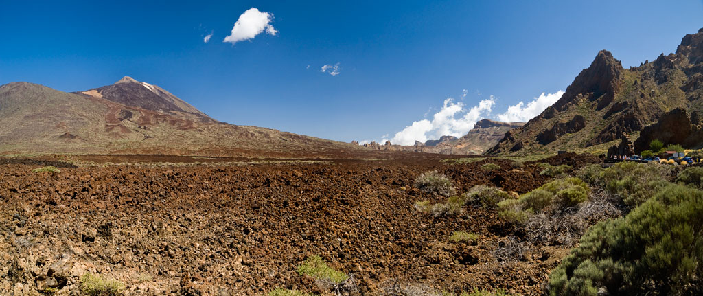 Paesaggio vulcanico con il Monte Teide sullo sfondo a Tenerife sotto un cielo limpido.