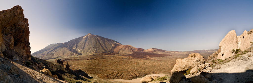 Paesaggio del Monte Teide circondato da formazioni rocciose sotto un cielo limpido a Tenerife.