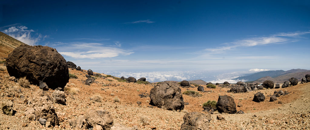 Paesaggio roccioso nel Parco Nazionale del Teide, Tenerife, con cieli sereni.
