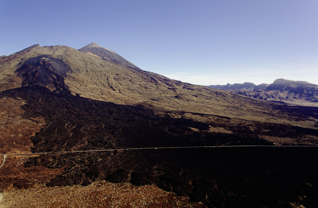 Paesaggio del Monte Teide a Tenerife, con terreno vulcanico e cieli limpidi.