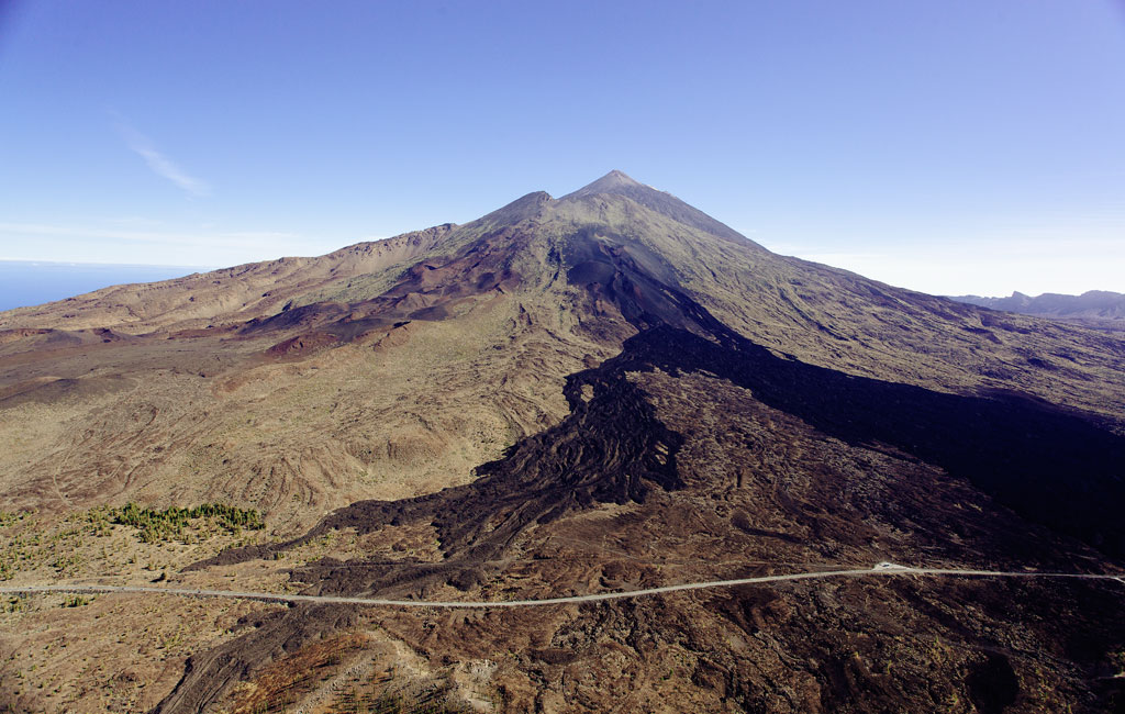 Il Monte Teide a Tenerife con cieli sereni e strada in primo piano.