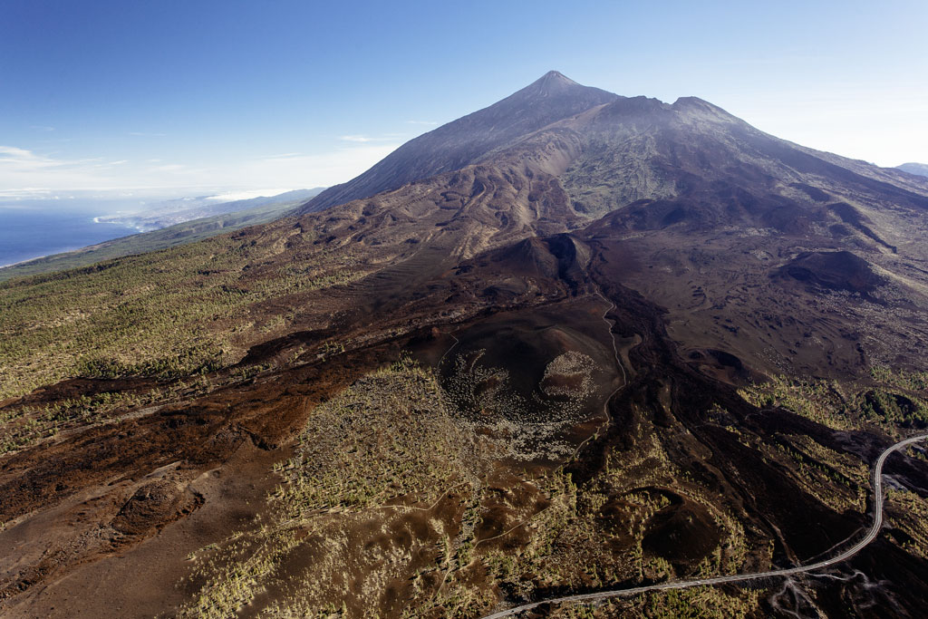 Il Monte Teide visto dall'alto, Tenerife, con paesaggio vulcanico e mare sullo sfondo.