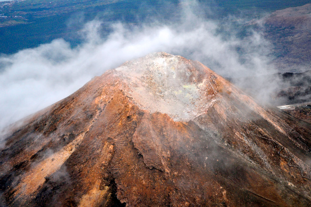La cima del vulcano Teide a Tenerife avvolta dalle nuvole.