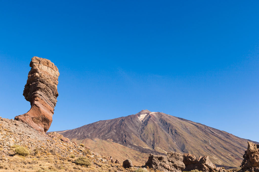 Roque Cinchado con il Monte Teide sullo sfondo a Tenerife sotto un cielo limpido.