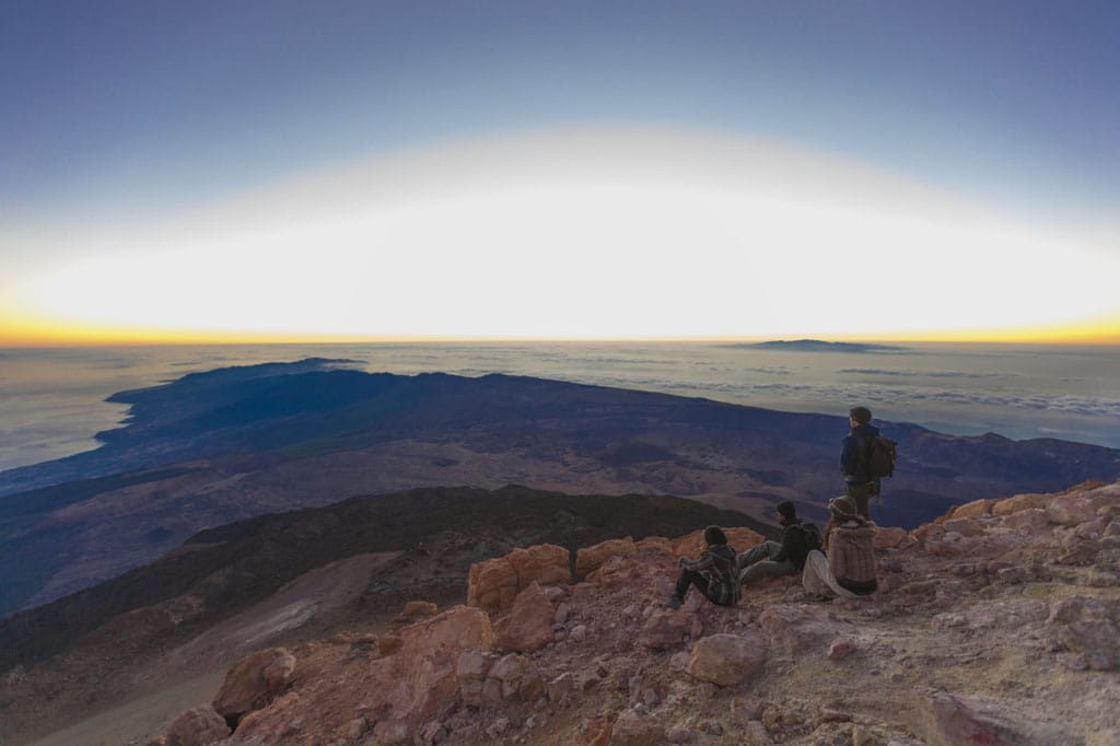 Persone che guardano l'alba dalla cima del Monte Teide a Tenerife.