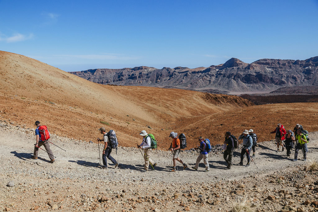 Escursionisti che camminano su un sentiero nel Parco Nazionale del Teide, Tenerife.