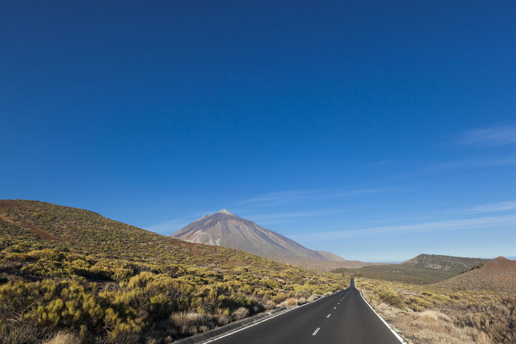 Strada per il Monte Teide circondata da paesaggi vulcanici a Tenerife.