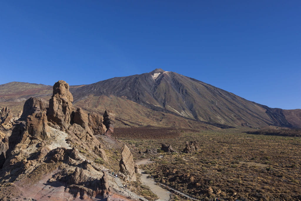 Rocce e il Monte Teide a Tenerife sotto cieli azzurri.