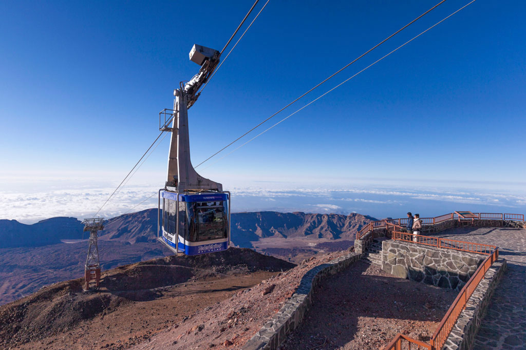 Funivia nel Parco Nazionale del Teide, Tenerife, con vista sul paesaggio vulcanico.