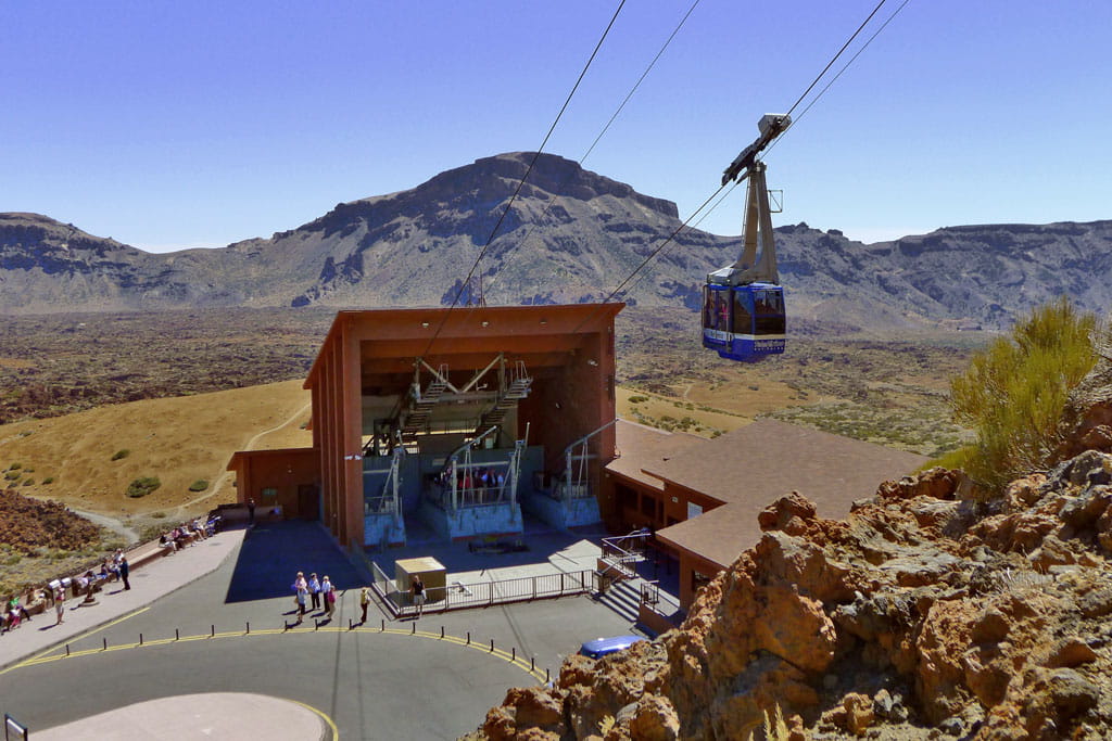 Funivia che sale sul Monte Teide a Tenerife su uno sfondo di paesaggio montuoso.