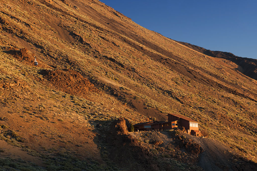 Rifugio montano sui pendii del Monte Teide, Tenerife, al tramonto.