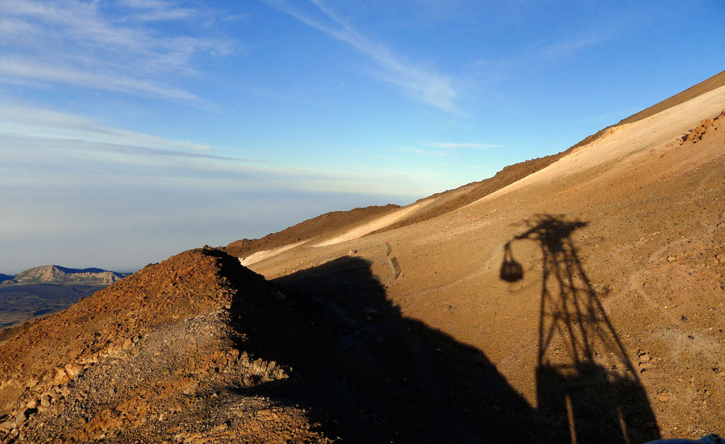 Ombra della funivia in un paesaggio montuoso, Teide, Tenerife.