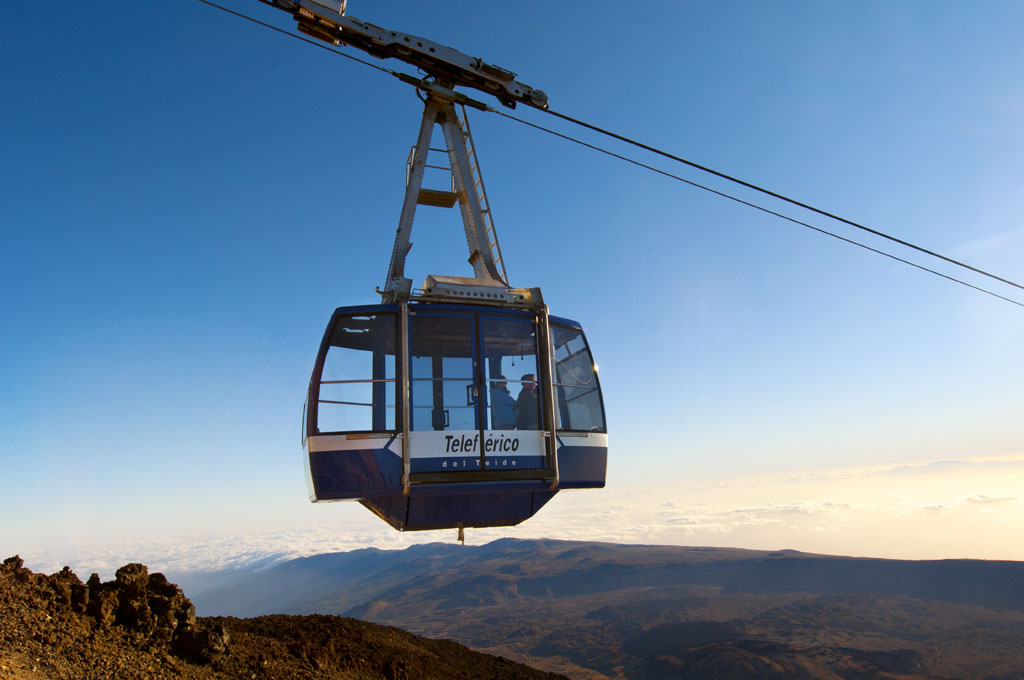 La funivia del Teide in funzione sopra il vulcano all'alba a Tenerife.