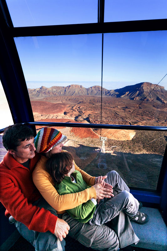Funivia familiare che osserva il paesaggio del Monte Teide a Tenerife.