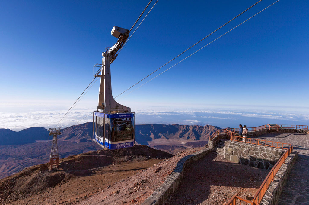 Funivia che sale sul Monte Teide a Tenerife, con vista sulle montagne e sul cielo.