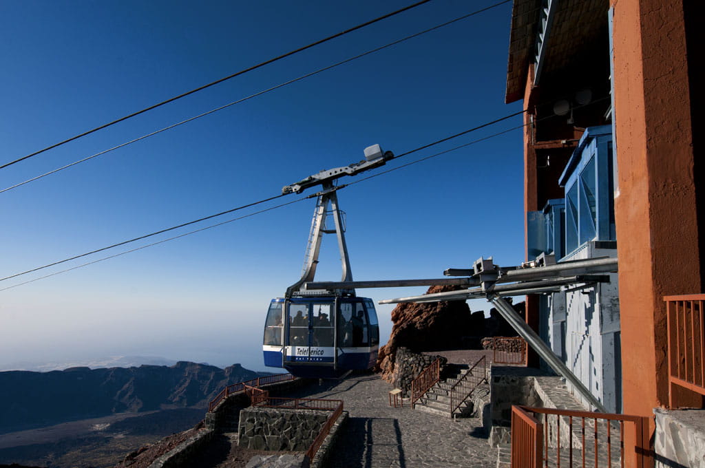La funivia del Teide sopra paesaggi montuosi a Tenerife.