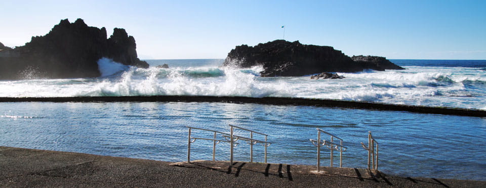 Piscina naturale con onde che si infrangono nel mare a Tenerife.
