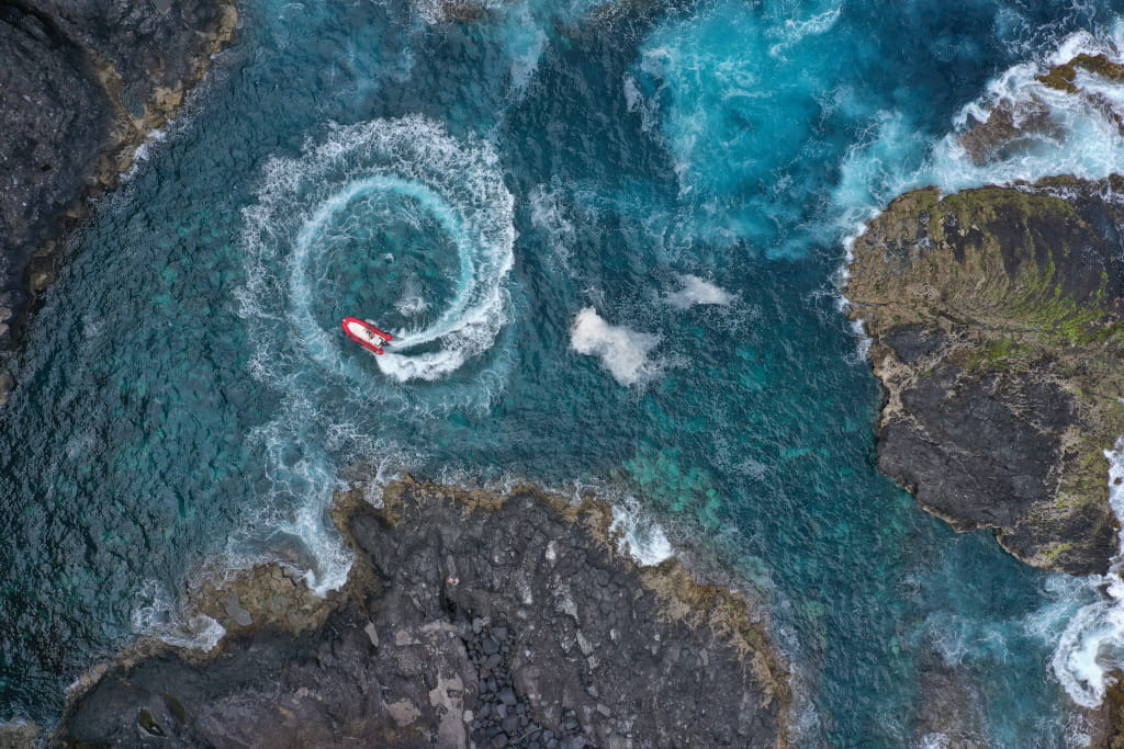 Cerchi di costruzione di barche rosse nelle acque costiere di Tenerife.