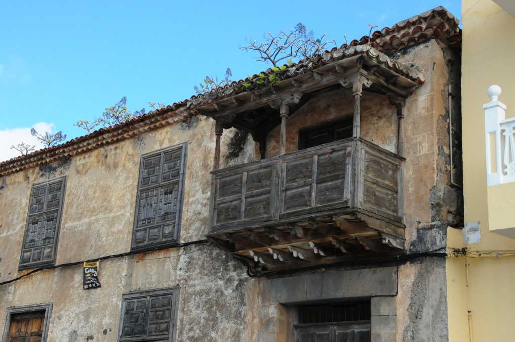 Vecchia facciata con balcone in legno a San Cristóbal de La Laguna, Tenerife.