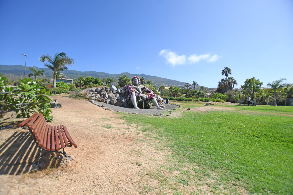 Panchina e scultura nel parco di Puerto de la Cruz, Tenerife.