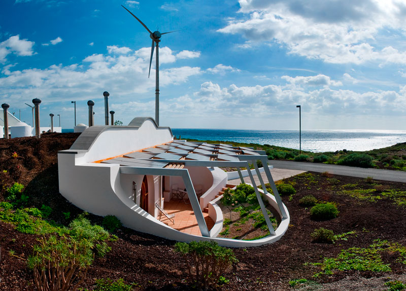 Edificio sostenibile con turbina eolica e vista sul mare a Tenerife.
