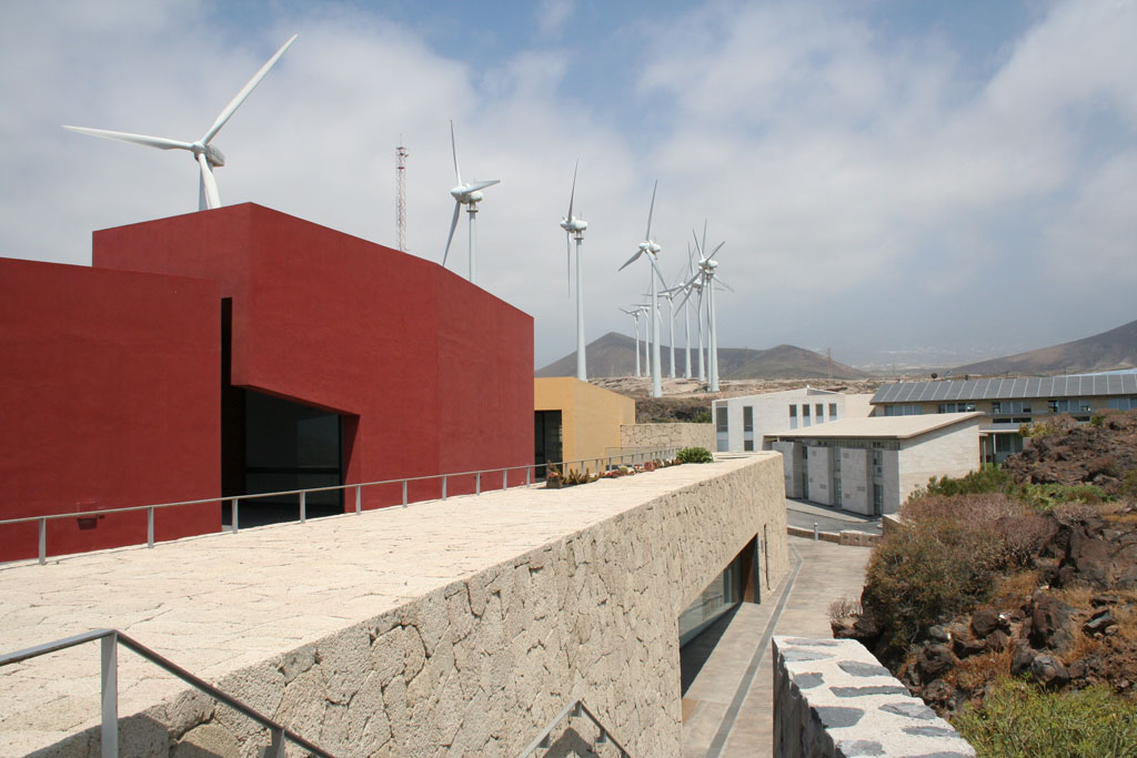 Edifici moderni e turbine eoliche in un paesaggio di Tenerife.