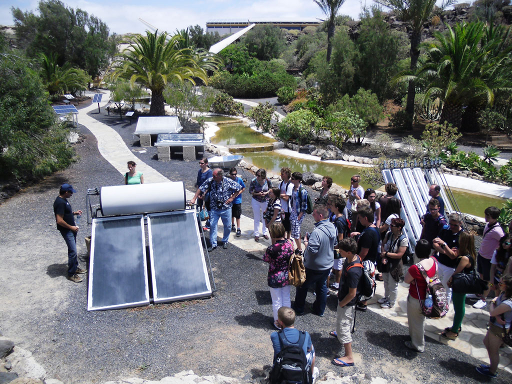 Gruppo di persone che osservano pannelli solari in un parco a Tenerife.