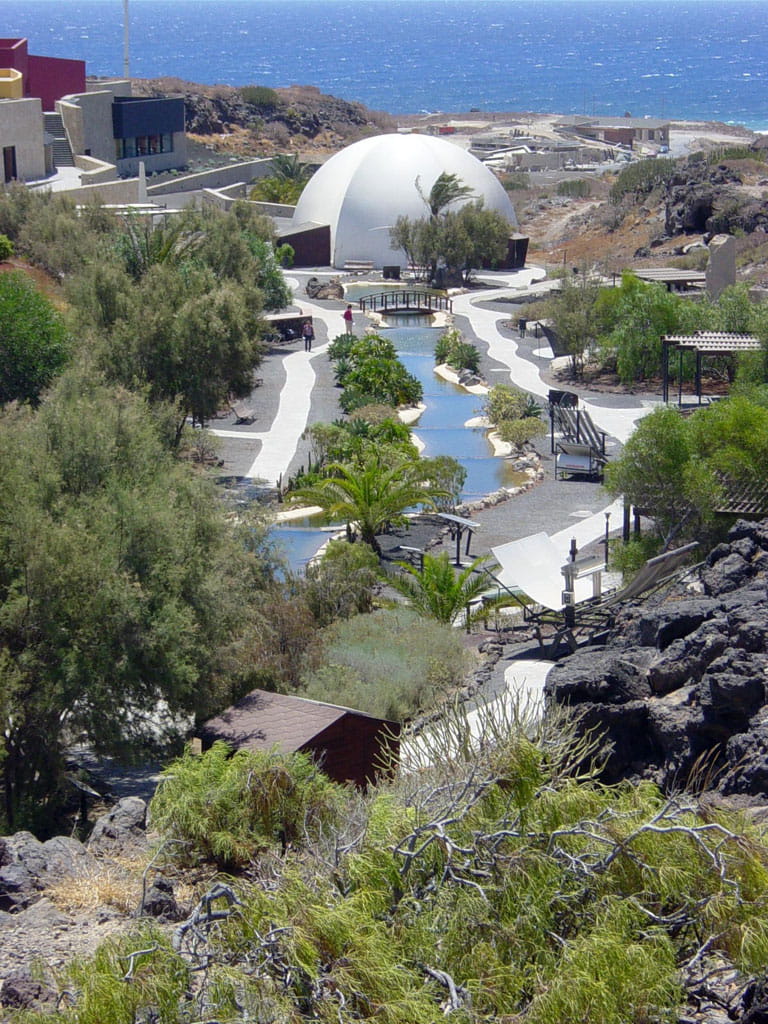 Sentiero tortuoso e cupola bianca nel Paesaggio Lunare, Tenerife.